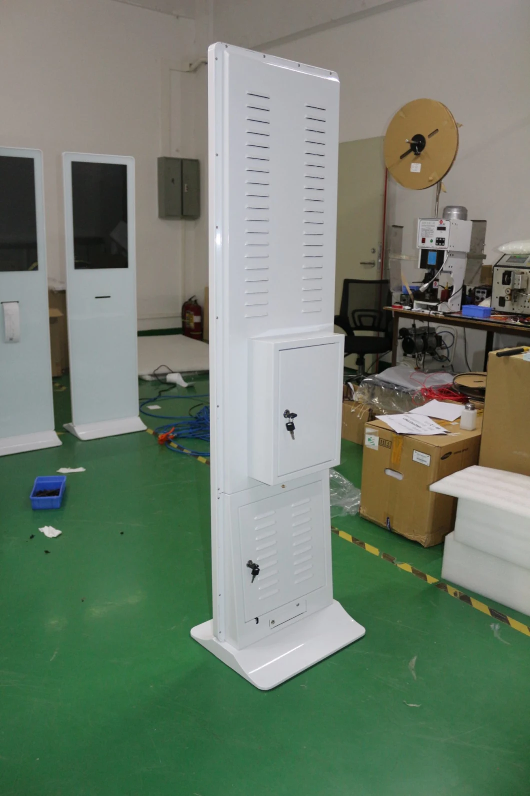 Curved 23.6 32 39 43 Inch Floor Standing Touchscreen Self Service Queue Kiosk Bank Restaurant Menu Hotel Ordering