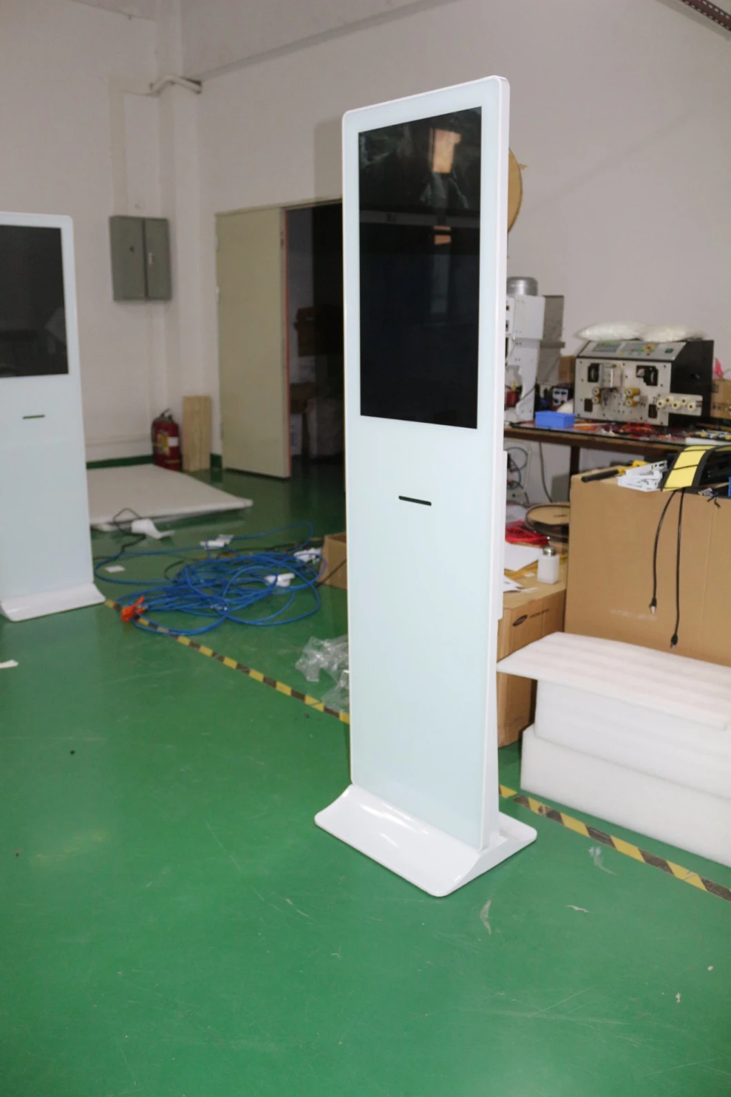 Curved 23.6 32 39 43 Inch Floor Standing Touchscreen Self Service Queue Kiosk Bank Restaurant Menu Hotel Ordering