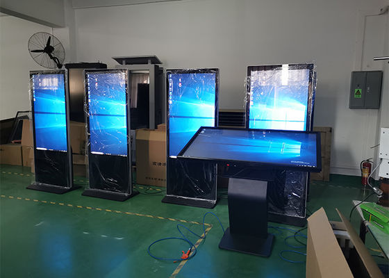 적외선 55는 맥도날드의 터치 스크린 디렉토리 키오스크를 세우는 450개 알 바닥으로 조금씩 움직입니다